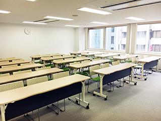 江戸通りに面して開放感のある セミナールームA（45席）