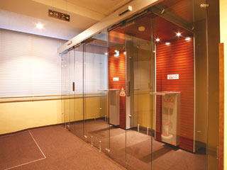 スタイリッシュな喫煙スペース